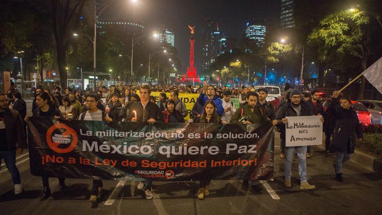 CIUDAD DE MÃ‰XICO, 13DICIEMBRE2017.- Miembros de la sociedad civil acompaÃ±ados por el actor Diego Luna, marcharon con veladoras del ÃÅngel de la Independencia al Senado, donde lo clausuraron con cintas amarillas de forma simbÃ³lica, esto para protestar contra la Ley de Seguridad Interior.  FOTO: TERCERO DÃçAZ /CUARTOSCURO.COM