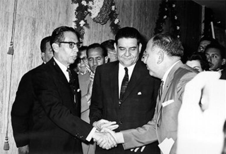 Díaz Ordaz y Ernesto P. Uruchurtu saludan al diputado Everardo Gamiz, líder del Sindicato de Trabajadores del entonces Departamento del Distrito Federal, en 1965. Foto: Fototeca Nacional del INAH