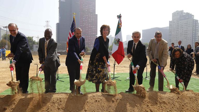 CARLOS MANUEL SADA, ROB McKINNIE, ALFONSO NAVARRETE, EMBAJADORA ROBERTA JACOBSON, MIGUEL ANGEL MANCERA, ROD CEASAR Y XOCHITL GALVEZ DURANTE LA COLOCACION DE LA PRIMERA PIEDRA DEL NUEVO EDIFICIO DE LA EMBAJADA DE LOS ESTADOS UNIDOS DE AMERICA EN MEXICO . FOTO :HUGO SALAZAR / EL ECONOMISTA .