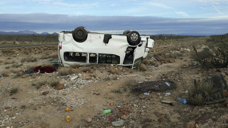 LA PAZ, BAJA CALIFORNIA SUR, 14FEBRERO2018.- La camioneta en la que viajaba Maria de Jes�s Patricio Mart�nez "Marichuy" y otros 11 integrantes del Consejo nacional Indigena se volc� en la carretera entre San Ignacio y Vizcaino, reportan que una de las integrantes del CNI muri�. Marichuy solo reporta heridas que no ponen en riesgo su vida.FOTO: MANUEL P�REZ /CUARTOSCURO.COM