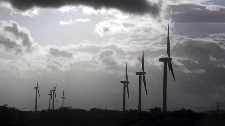 ENERGIA EOLICA - JUCHITçN DE ZARAGOZA, OAXACA, 22ENERO2009.- La energ’a e—lica es la energ’a obtenida del viento, o sea, la energ’a cinética generada por efecto de las corrientes de aire, y que es transformada en otras formas œtiles para las actividades humanas. En la actualidad, la energ’a e—lica es utilizada principalmente para producir energ’a eléctrica mediante aerogeneradores. Por lo que el gobierno federal ha emprendido una serie de proyectos de energ’a renovable como la Central de Energ’a E—lica Parques Ecol—gicos de México que se instal— en esta comunidad oaxaque–a. El Jefe del Ejecutivo se–alo que estos proyectos permiten que no se distraigan recursos para la educaci—n o la salud..ÒLa energ’a renovable, la que no se acaba; un d’a se puede acabar, incluso, hasta el petr—leoÓ, agreg—. Adem‡s una vez que sean completadas las obras que se realizan en La Ventosa, s—lo con el viento, sin quemar una sola gota de petr—leo se va a generar casi tanta electricidad como la que se genera en Chiapas con las presas de Chicoasén, de Malpaso o de Pe–itas y un costo por este tipo de molinos de 20 millones de pesos. FOTO: CARLOS SALINAS ENRIQUEZ/CUARTOSCURO.COM