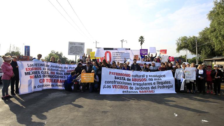 COLONOS DEL COMITE DE VECINOS DE LA ZONA EL PEDREGAL, SE MANIFESTARON ESTA MANA PARA EXIGIR A LAS AUTORIDADES SEGURIDAD, QUE PAREN LAS CONSTRUCCIONES IRREGULARES DE LA ZONA Y SE REGULEN LAS FILMACIONES DE CINE Y TELEVISION QUE SE REALIZAN DEBIDO A TRAFICO E INSEGURIDAD QUE GENERAN. FOTO: ZULLEYKA HOYO