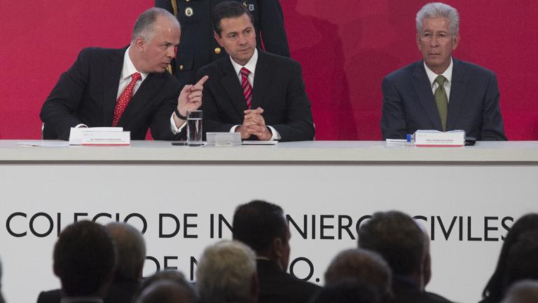 CIUDAD DE MÃ‰XICO, 05MARZO2018.- Fernando GutiÃ©rrez Ochoa, presidente del Colegio de Ingenieros Civiles de MÃ©xico; Enrique PeÃ±a Nieto, Presidente de MÃ©xico, y Gerardo Ruiz Esparza. secretario de Comunicaciones y Transportes, durante la inauguraciÃ³n del 29 Congreso Nacional de IngenierÃa Civil. En la ceremonia le entregÃ³ a AndrÃ©s Moreno y FernÃ¡ndez el Premio Nacional de IngenierÃa Civil 2017. FOTO: MOISÃ‰S PABLO /CUARTOSCURO.COM