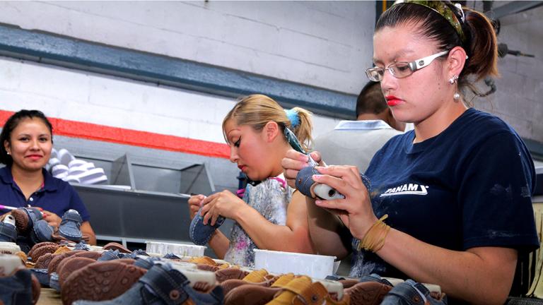 PLANTA DE PANAM EN CUAUTITLAN IZCALLI, DONDE  MANOS MEXICANAS DE HOMBRES Y MUJERES REALIZAN DESDE EL CORTE DE LAS TELAS PARA LA FABRICACION DE LOS TENIS, EL ORMADO, PEGADO, ARMADO Y COSTURA DE LOS ICONICOS ZAPATOS TENIS, QUIENES YA CUENTAN CON 54 BOUTIQUES, ADEMAS DE UN TIENDA VIRTUAL. FOTO: ZULLEYKA HOYO