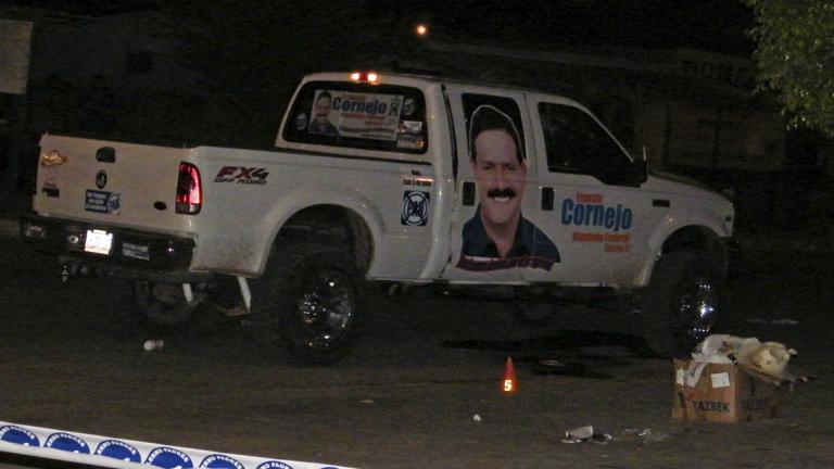 BENITO JUçREZ, SONORA, 26JUNIO2009.- La noche de ayer, un comando armado atac— el veh’culo en el que se trasladaba Ernesto Cornejo Valenzuela, candidato a Diputado Federal por el Distrito 7, de aquella entidad.La Procuradur’a del Estado, inform— que tres personas resultaron heridas junto con el candidato que tambien resulto herido de gravedad, dos de sus colaboradores, murieron en el atentado.FOTO: TRIBUNA/CUARTOSCURO.COM