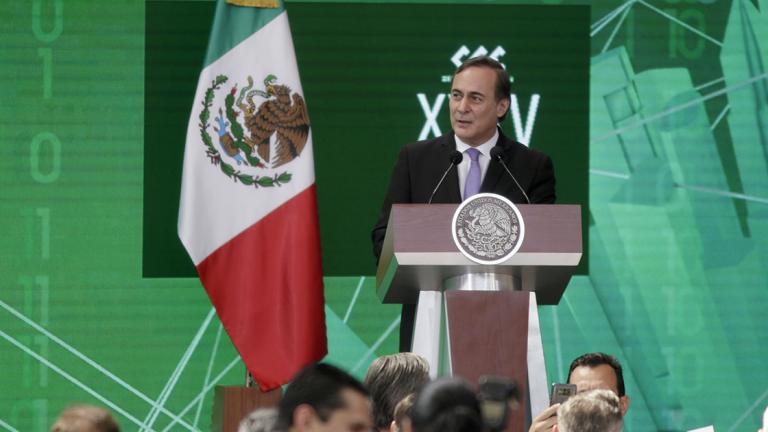 JUAN PABLO CASTANON, PRESIDENTE DEL CONSEJO COORDINADOR EMPRESARIAL Y ENRIQUE PENA NIETO, PRESIDENTE DE LA REPUBLICA MEXICANA, DURANTE LA XXXV ASAMBLEA GENERAL ORDINARIA DEL CONSEJO COORDINADOR EMPRESARIAL (CCE). FOTO: ZULLEYKA HOYO