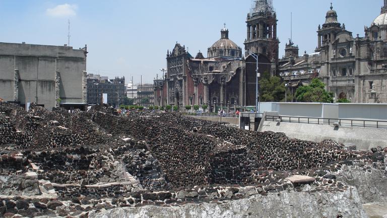 El Templo Mayor o Gran Templo de México eran el centro del universo y  de la vida religiosa Mexica, fue uno de los edificios ceremoniales más famosos de su época, ubicado en lo que hoy es el centro de la Ciudad de México.