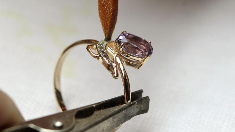 Trabajador se mueve de oro fundido en un horno de fundici�n en una joyer�a de la f�brica "Zorka" en Minsk - An employee works on a piece of jewelry made from gold at Zorka, a jewelry factory, in Minsk April 26, 2012. REUTERS/Vasily Fedosenko (BELARUS - Tags: SOCIETY BUSINESS COMMODITIES)