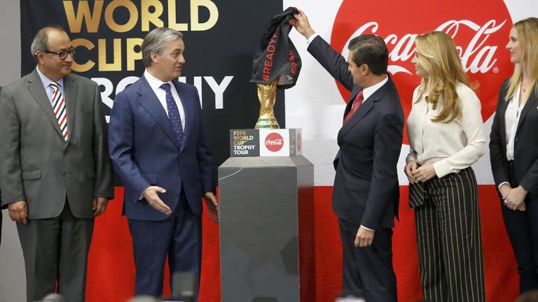 MANUEL ARROYO PRIETO PRESIDENTE DE COCACOLA MEXICO, ENRIQUE PEÑA NIETO, ANGELICA RIVERA Y FELICITY GEORGE DURANTE DURANTE LA GIRA DEL TROFEO DE LA COPA MUNDIAL DE LA FIFA EN LOS PINOS . FOTO :HUGO SALAZAR / EL ECONOMISTA .