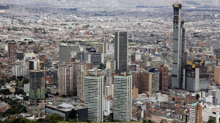 50803144. Bogotá.- Bogotá es la capital y la ciudad más grande de Colombia. Punto de convergencia de personas de todo el país, es diversa y multicultural, en ella se combinan construcciones modernas con otras que evocan su pasado colonial. Sus parques y los cerros orientales dominan los santuarios de Monserrate y Guadalupe. NOTIMEX/FOTO/ALONSO ROMERO/COR/ACE/