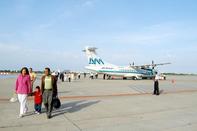 ACAPULCO, GUERRERO, 28JUNIO2007.- Una familia de tur�stas bajan del avi�n, que inaugur� el viaje de la ruta  Mexico-Acapulco de la linea AeroMar.FOTO: ERIC MIRALRIO/CUARTOSCURO.COM