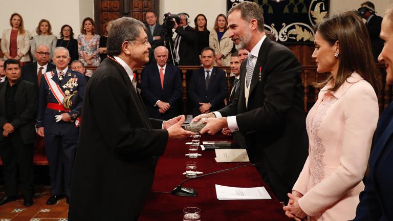 80423089. Madrid, 23 Abr 2018 (Notimex-Especial).- El escritor nicaragúense Sergio Ramírez recibió este lunes, durante una ceremonia realizada en el Paraninfo de la Universidad Alcalá de Henares, el Premio Cervantes de Literatura 2017, el cual dedicó a sus connacionales asesinados durante las protestas en su país. NOTIMEX/FOTO/ESPECIAL/COR/ACE/AUTOR16/