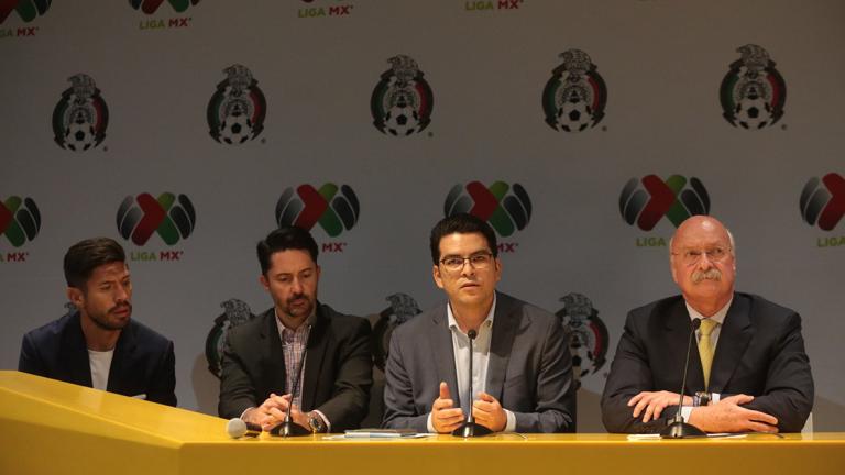 TOLUCA, ESTADO SE MÃ‰XICO, 25ABRIL2018.- Alvaro Ortiz, presidente  de la AsociaciÃ³n Mexicana de Futbolistas, Enrique Bonilla, presidente de la Liga Mx y MoisÃ©s MuÃ±oz, futbolista profesional, anunciaron que existirÃ¡ un nuevo reglamento de transferencias y contrataciones para el fÃºtbol mexicano, el cual entrarÃ¡ en Vigo a mÃ¡s tardar en el tornero de Apertura 2019. FOTO: ARTEMIO GUERRA BAZ/CUARTOSCURO.COM