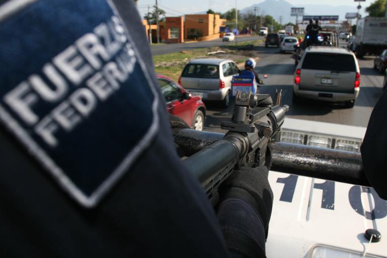 MONTERREY, NUEVO LEON, 29AGOSTO2011.- Elementos de la Policia Federal, vigilan por aire y tierra calles y avenidas de Monterrey, como parte del operativo de seguridad permanente que se implanto en el estado.FOTO: SAUL LOPEZ/CUARTOSCURO.COM