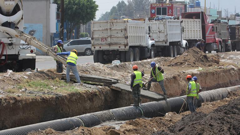 Cuartoscuro - MÃ‰XICO, D.F., 16MAYO2013.- Centenares de trabajadores de la construcciÃ³n continuan con las obras para la ampliacion de la Autopista MÃ©xico-Puebla,FOTO: SAÃöL LÃ“PEZ /CUARTOSCURO.COM