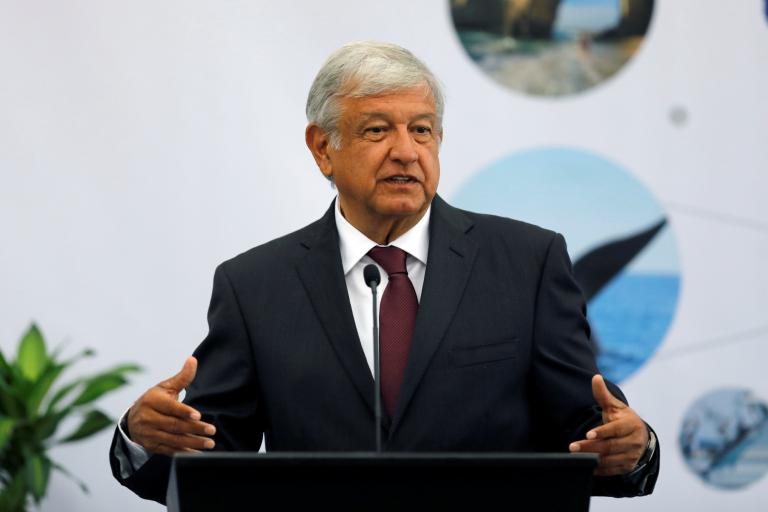 AMLO dijo que su gobierno no tendría problemas en concesionar la construcción del nuevo aeropuerto de la capital y seguir con la obra, de un costo de 13,300 mdd.