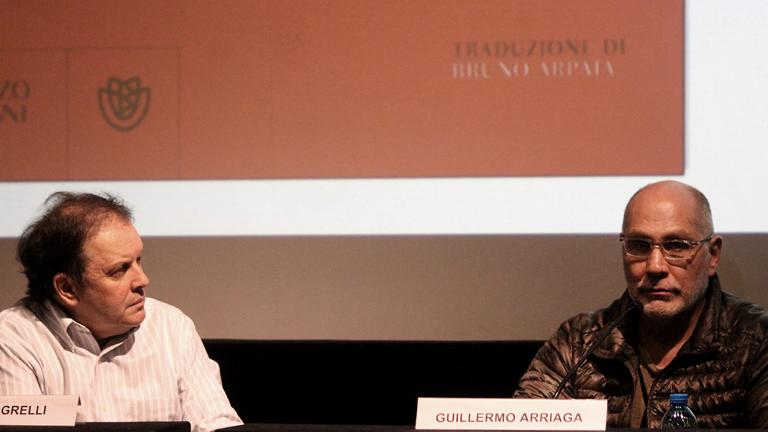 80509091. Roma, 9 May 2018 (Notimex-Mario Osorio).- El cineasta, productor y escritor mexicano Guillermo Arriaga durante la presentaciÃ³n de su novela â€œEl Salvajeâ€ù (Il Selvaggio), que en MÃ©xico lleva ya cuatro ediciones y serÃ¡ publicada ademÃ¡s en 10 idiomas. NOTIMEX/FOTO/MARIO OSORIO/COR/ACE