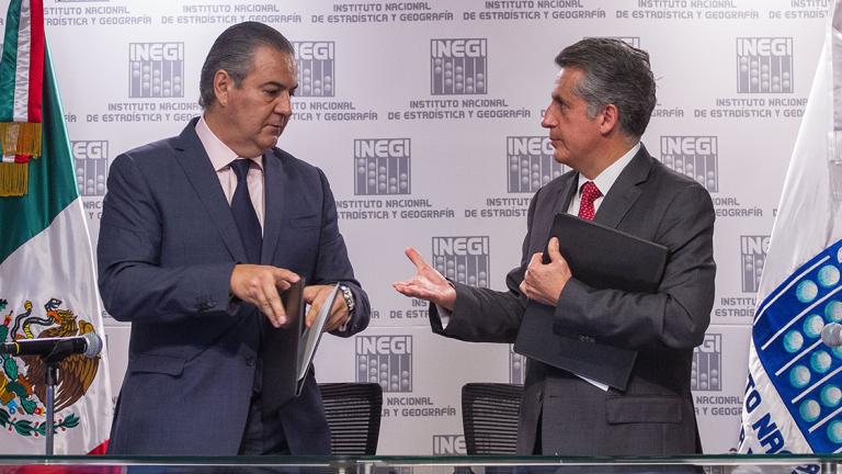 CIUDAD DE MÃ‰XICO, 21MAYO2018.- Gerardo GutiÃ©rrez Candiani, autoridad federal para el Desarrollo de las Zonas EconÃ³micas Especiales, y Julio Alfonso Santaella Castell, presidente del INEGI, firmaron un convenio de colaboraciÃ³n entre las instituciones. FOTO: ISAAC ESQUIVEL /CUARTOSCURO.COM