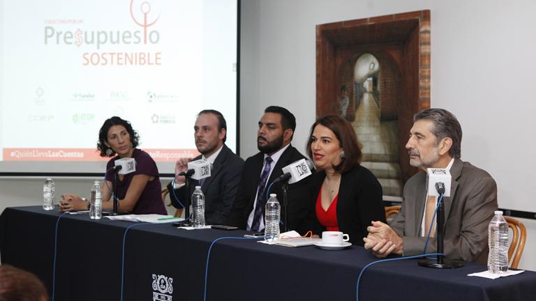 220518 LILIANA ALVARADO, ETHOS;ADRIAN GARCIA, CIEP; ALFREDO ELIZONDO, GESOC; MARIANA CAMPOS, MEXICO EVALUA Y  LUIS FONCERRADA, CEESP. LAS ORGANIZACIONES QUE CONFORMAN EL COLECTIVO PESO PRESENTAR EL PROYECTO CONSEJO FISCAL APARTIDISTA PARA PROMOVER SU SOSTENIBILIDAD PRESUPUESTARIA. CASA LAMM, CDMX. FOTO: ADRIANA HERNANDEZ