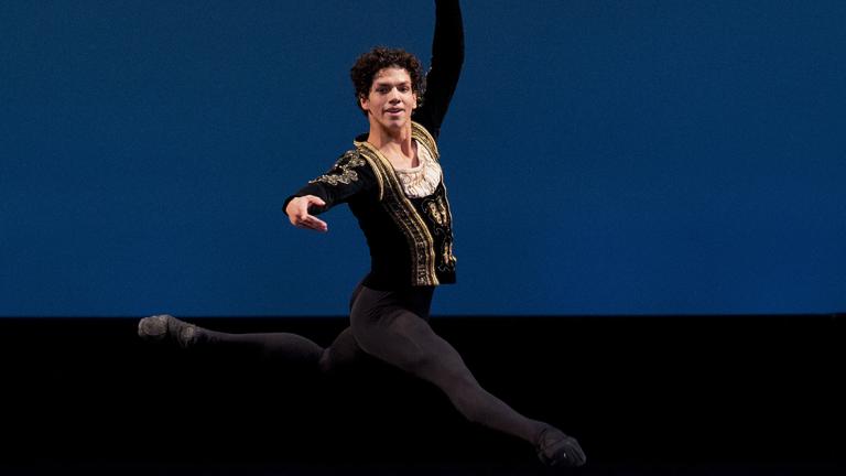 El bailarín mexicano Isaac Hernández, durante su participación de Despertares 2017 en el Auditorio Nacional de la Ciudad de México, el 12 de agosto de 2017. En junio de 2018, Hernández ganó el Premio Benois de la Danse. Foto: Rebecca Blackwell / AP