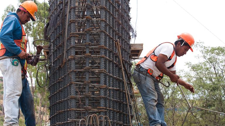 Demian Ch‡vez - QUERETARO, QUERETARO, 10JUNIO2010.- Trabajadores, realizan, labores de construccion del distribuidor vial Bicentenario con una inversion de 275 millones de pesos, via que tendra una capacidad de 11 mil 400 vehiculos por hora. Se tiene previsto que la construccion cocluya en 5 fases que duraran aproximadamente 11 meses. FOTO: DEMIAN CHAVEZ/CUARTOSCURO.COM