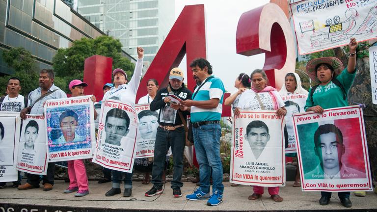 CIUDAD DE MÃ‰XICO, 26ABRIL2018.- A 43 meses de la desapariciÃ³n de los 43 estudiantes de la escuela rural "RaÃºl Isidro Burgos" de Ayotzinapa, Guerrero, sus padres y compaÃ±eros normalistas marcharon del ÃÅngel de la Independencia al zÃ³calo capitalino; a su paso pegaron retratos de sus compaÃ±eros en las vallas de un terrero ubicado en la calle de Morelos y Reforma. FOTO: DIEGO SIMÃ“N SÃÅNCHEZ /CUARTOSCURO.COM