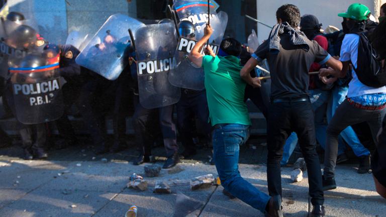 MARCHA CONMEMORATIVA DEL 2 DE OCTUBRE, EN LA QUE REGISTRAROIN ENFRENTAMIENTOS ENTRE MANIFESTANTES Y POLICIAS, EN DIFERENTES PUNTOS DEL RECORRIDO QUE FINALIZO EN EL ANGEL DE LA INDEPENDENCIA.FOTO: GERMAN ESPINOSA - MARCHA CONMEMORATIVA DEL 2 DE OCTUBRE, EN LA QUE REGISTRAROIN ENFRENTAMIENTOS ENTRE MANIFESTANTES Y POLICIAS, EN DIFERENTES PUNTOS DEL RECORRIDO QUE FINALIZO EN EL ANGEL DE LA INDEPENDENCIA.FOTO: GERMAN ESPINOSA