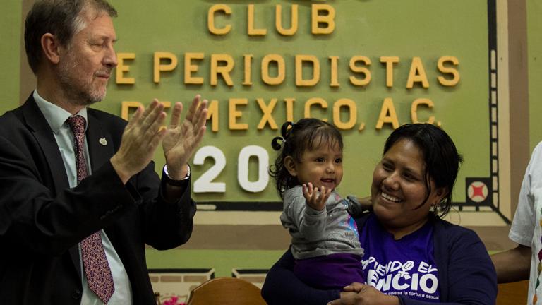 www.cuartoscuro.com - CIUDAD DE MÃ‰XICO, 18JUNIO2018.- Jan Jarab,Â representante del Alto Comisionado de las Naciones Unidas para los Derechos Humanos, y Valentina Rosendo CantÃº, indÃgena Meâ€™phaa, sobreviviente de tortura sexual en 2002, ofrecieron conferencia de prensa para expresar la satisfacciÃ³n y el avance que representa la sentencia dictada contra dos militares por el caso de Rosendo CantÃº. DespuÃ©s de 16 aÃ±os de lucha continÃºa, la sentencia en primera instancia reconociÃ³ a Valentina como vÃctima. La afectada declarÃ³ que ella â€œsiempre dijo la verdad y aquÃ estoyâ€ù. De igual modo, el representante del alto Comisionado de la ONU expresÃ³ que es la primer sentencia dictada sobre la base de una sentencia dictada previamente por la Corte Interamericana de Derechos Humanos.FOTO: GALO CAÃ‘AS /CUARTOSCURO.COM