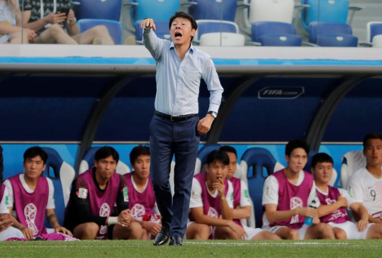 World Cup - Group F - Sweden vs South Korea - Soccer Football - World Cup - Group F - Sweden vs South Korea - Nizhny Novgorod Stadium, Nizhny Novgorod, Russia - June 18, 2018   South Korea coach Shin Tae-yong gestures    REUTERS/Carlos Barria