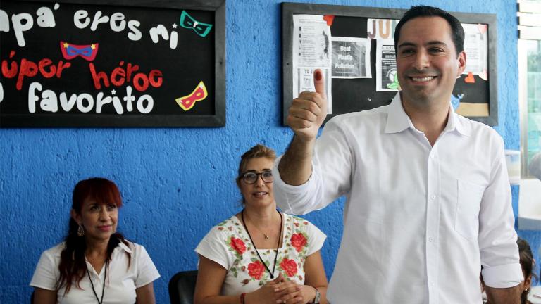 El aspirante de los partidos Acción Nacional y Movimiento Ciudadano a la gubernatura de Yucatán, Mauricio Vila Dosal, emitió hoy su voto en la casilla localizada en el Centro Educativo Renacimiento, al norte de esta ciudad capital.