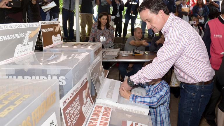 El candidato por el Partido Revolucionario Institucional a la Jefatura de Gobierno, Mikel Arriola Peñalosa, acudió a votar en la colonia Lomas de Bezares, acompañado por su esposa Jimena Galindo y su pequeño hijo Santiago.