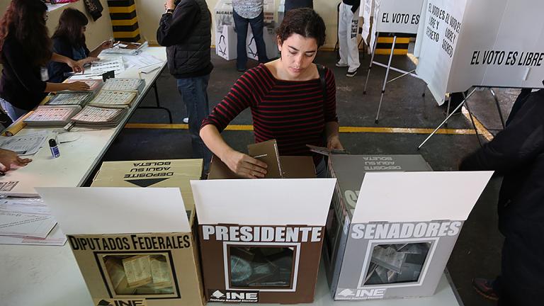 Votantes en una casilla de la colonia Del Valle, en la Benito Juárez. Foto EE: Fernando Villa del Ángel