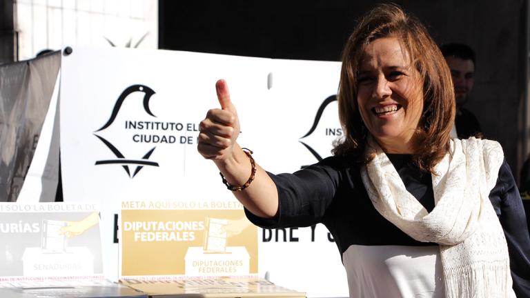 CIUDAD DE MÉXICO, 01JULIO2018.- Margarita Zavala de Calderón, excandidata independiente a la presidencia de la República, acudió esta mañana a realizar su voto en una casilla ubicada en la delegación Álvaro Obregón. FOTO: ADRIANA ALVAREZ /CUARTOSCURO.COM