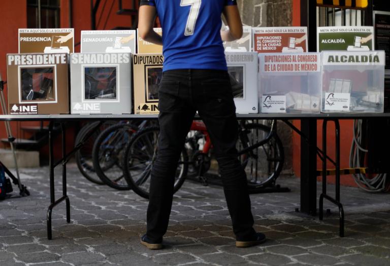 Un ciudadano deposita su voto en una de las casillas electorales instaladas en la Ciudad de México. Foto: Reuters