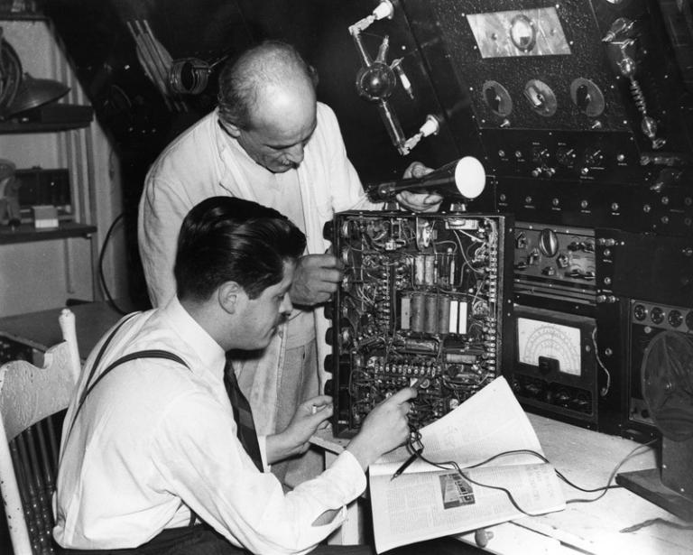 Guillermo González Camarena, en una imagen de 1955, frente a uno de sus equipos de radiotransmisión. Foto: Colección Archivo Casasola / Fototeca Nacional INAH