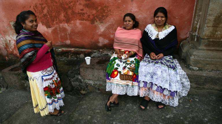 MUJERES INDIGENAS - 09AGOSTO2014_ DESDE 1994 FUE DECLARADO POR LA ONU COMO EL DIA INTERNACIONAL DE LOS PUEBLOS INDIGENAS. LA ONU CALCULA QUE HAY 370 MILLONES DE PERSONAS CONSIDERADAS INDIGENAS, LO QUE REPRESENTA 5 POR CIENTO DE LA POBLACION MUNDIAL. EN LA IMAGEN, MUJERES DE NURIO MICHOACAN. FOTO: GABRIELA ESQUIVEL