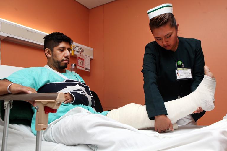 Enfermera atendiendo a un paciente en el Hospital General Regional 2 de la Ciudad de México, donde se da atención de 2o nivel - Foto: Adriana Hernández