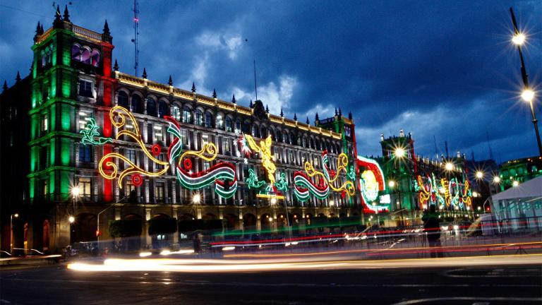 Para conmemorar el inicio de las fiestas patrias, el Gobierno de la Ciudad de México encendió 22 mosaicos decorativos alusivos a las fiestas patrias, que fueron instalados en diferentes edificios ubicados en la Plaza de la Constitución.