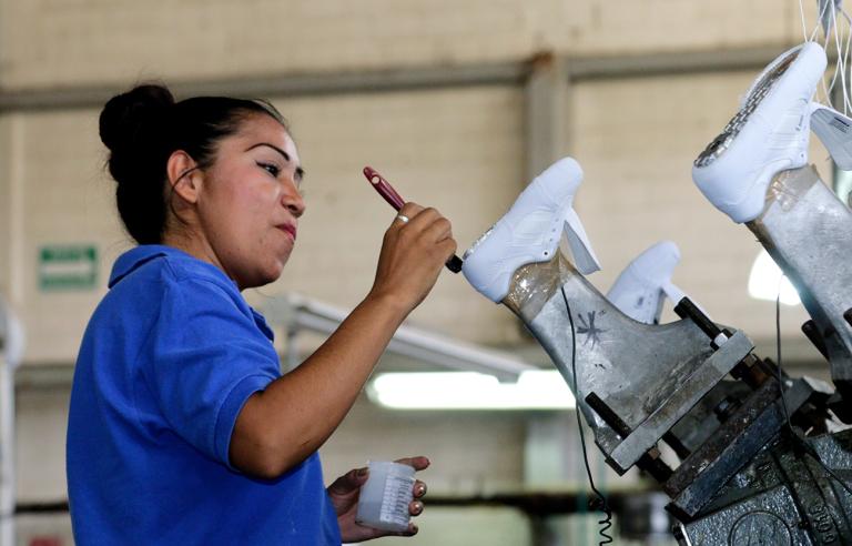 Trabajadora de la fábrica de calzado deportivo Panam en Cuatitlán-Izcalli, Edomex. Foto: Zulleyka Hoyo