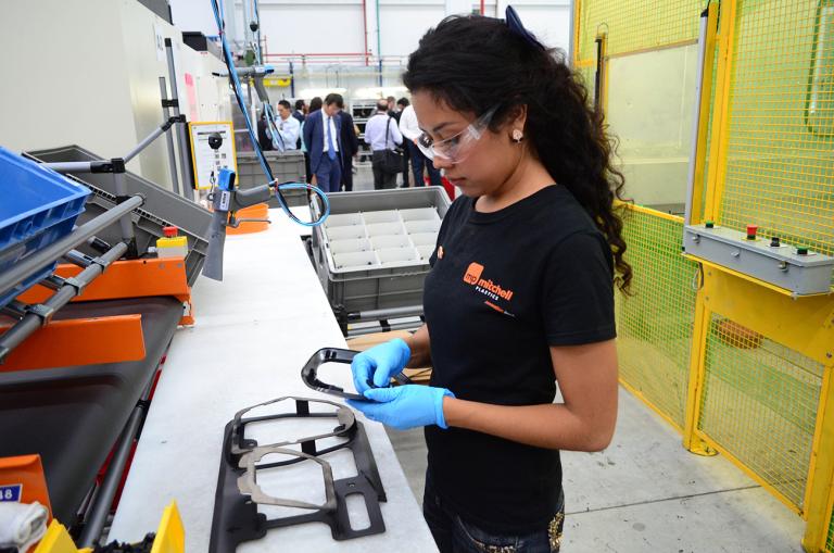 Joven trabajando en una fábrica de plásticos en Querétaro - Foto: Miguel Blancarte