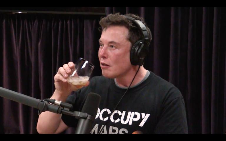 Elon Musk, durante la entrevista del jueves 6 de octubre. Fotograma del programa Joe Rogan Experience.