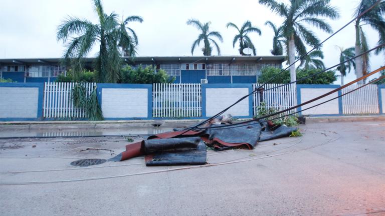 Los meteorólogos advirtieron que podrían caer entre 15 y 30 centímetros de lluvia en zonas de Jalisco, Nayarit y Sinaloa, con la posibilidad de inundaciones repentinas y deslaves en zonas montañosas.