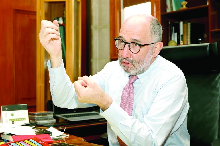 El ministro José Ramón Cossío Díaz, en su despacho de la Suprema Corte de Justicia de la Nación. Foto: Adriana Hernández EE