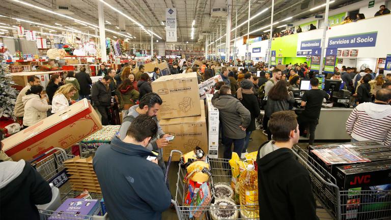 Cientos de personas aprovecharon desde el primer minuto de este viernes para ingresar a las tiendas y ser los primeros en aprovechar los descuentos y promociones del fin más barato del año. En su octava edición participan más de 60,000 empresas y 700 prestadores de servicios turísticos.