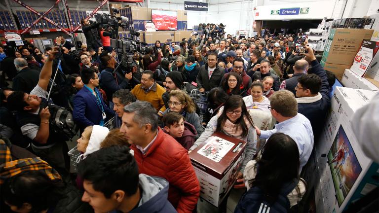 Cientos de personas aprovecharon desde el primer minuto de este viernes para ingresar a las tiendas y ser los primeros en aprovechar los descuentos y promociones del fin más barato del año. En su octava edición participan más de 60,000 empresas y 700 prestadores de servicios turísticos.