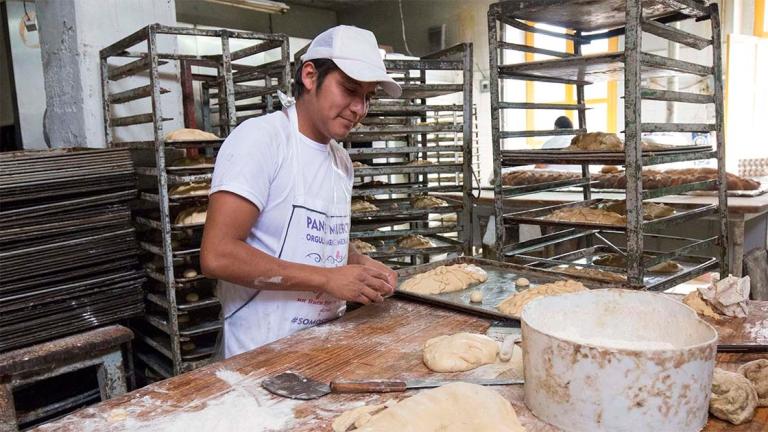 Joven panadero elaborando pan de muerto en una panadería en Ciudad de México - Foto: Zulleyka Hoyo EE