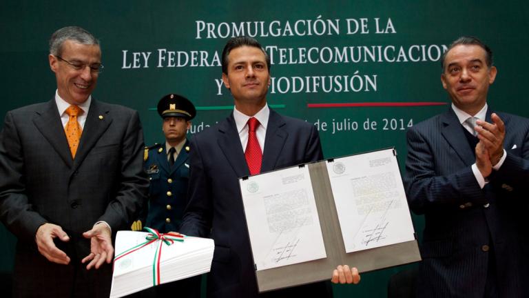 Enrique Peña Nieto, durante la promulgación de las leyes secundarias de la Reforma de Telecomunicaciones en julio de 2014, meses antes de que AT&T anunciara su incursión en México, gracias a esta ley.