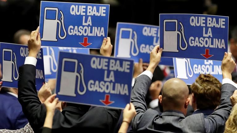 Diputados panistas levantaron pancartas contra las alzas de gasolinas durante la toma de protesta de Andrés Manuel López Obrador. Foto: Reuters