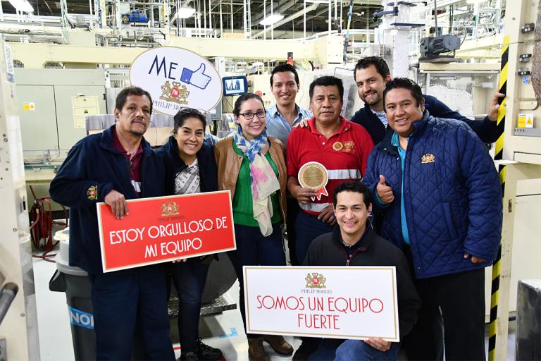 Empleados de Philip Morris en la planta de Guadalajara (Foto: Cortesía)