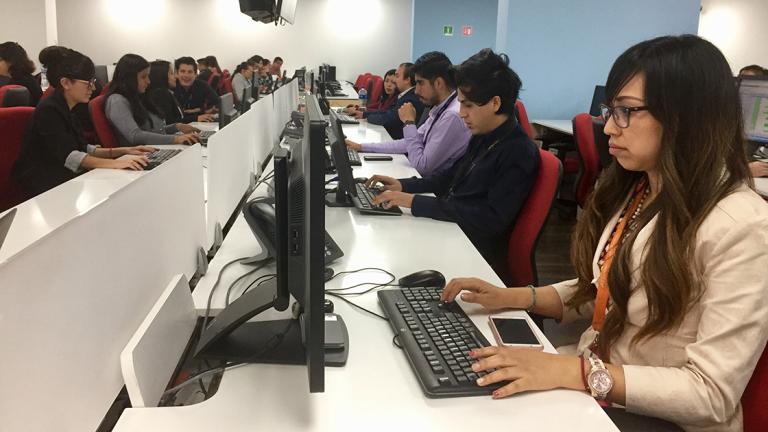 Colaboradores en el nuevo centro de contacto de Atento en el centro histórico de Ciudad de México - Foto Blanca Juárez